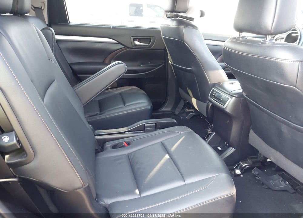 2019 TOYOTA HIGHLANDER XLE VIN: 5TDKZRFH0KS353399