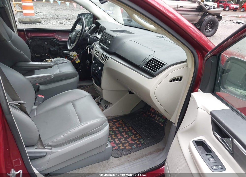 2011 VOLKSWAGEN ROUTAN VIN: 2V4RW3DG0BR636012