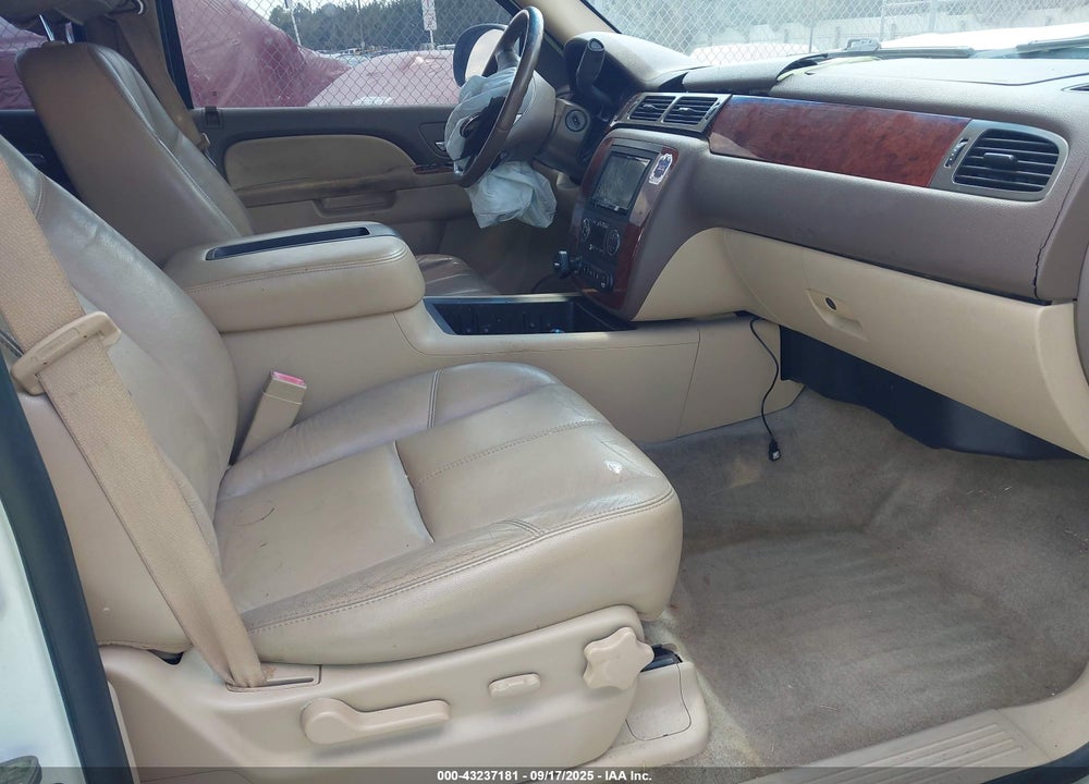 2010 CHEVROLET TAHOE VIN: 1GNUKBE04AR124728