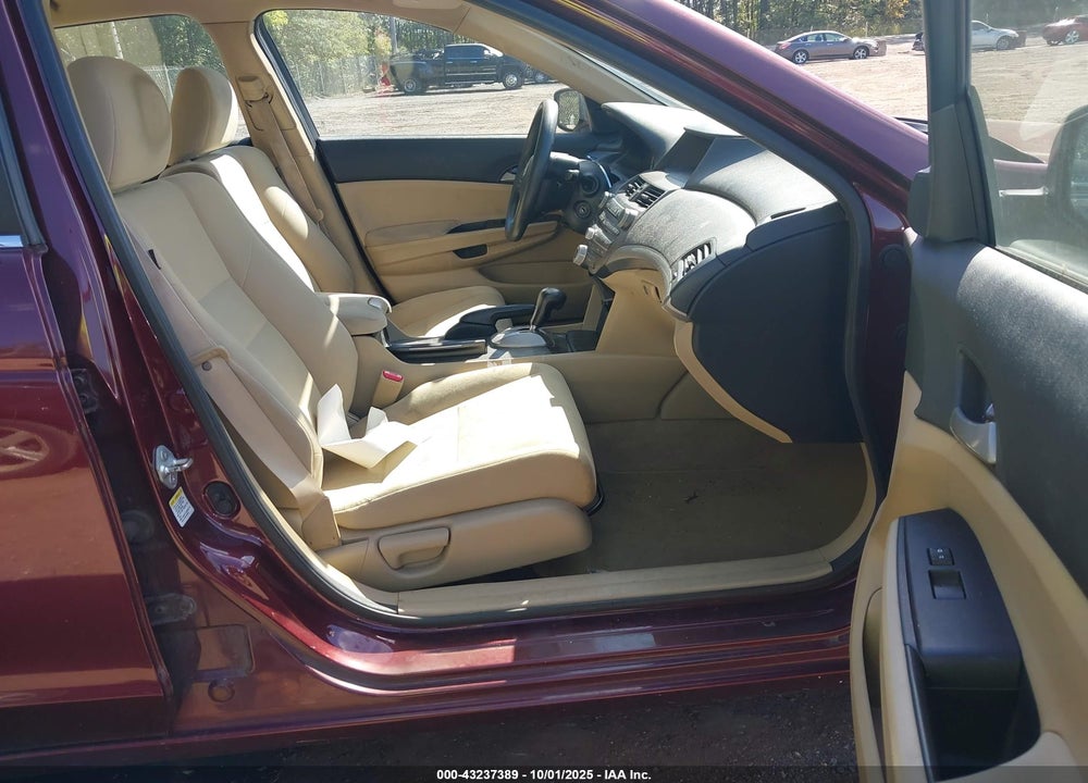 2011 HONDA ACCORD VIN: 1HGCP2F35BA016117