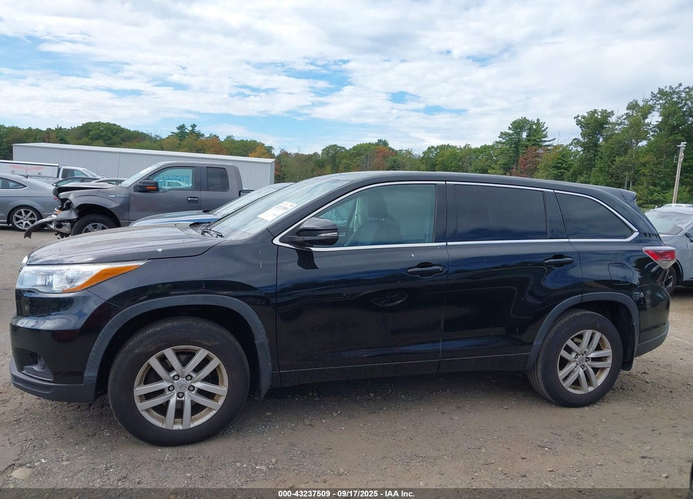 2015 TOYOTA HIGHLANDER LE V6 VIN: 5TDBKRFH9FS175728