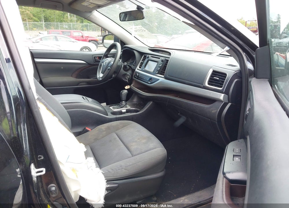 2015 TOYOTA HIGHLANDER LE V6 VIN: 5TDBKRFH9FS175728
