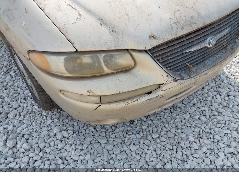 2000 CHRYSLER TOWN & COUNTRY LX VIN: 1C4GP44GXYB621903