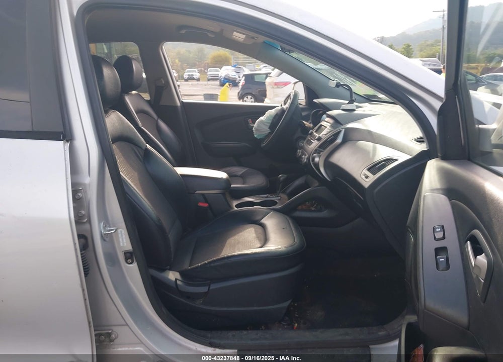 2010 HYUNDAI TUCSON VIN: KM8JUCAC1AU077176