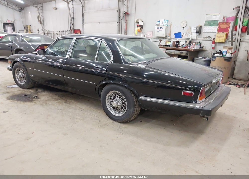 1984 JAGUAR XJ6 VANDEN PLAS VIN: SAJAY1343EC381772