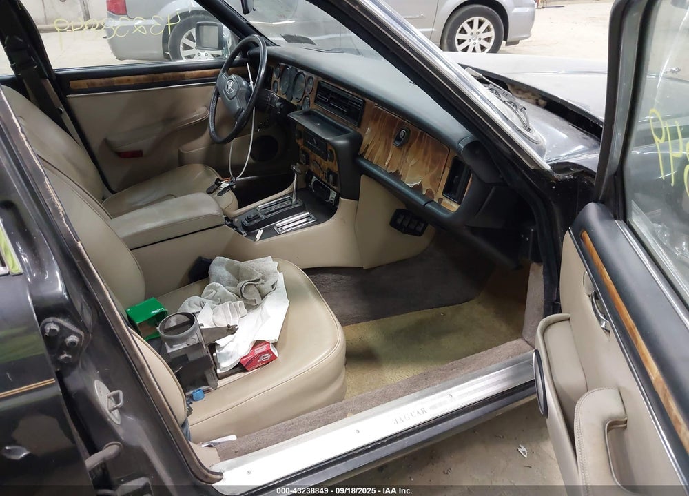 1984 JAGUAR XJ6 VANDEN PLAS VIN: SAJAY1343EC381772