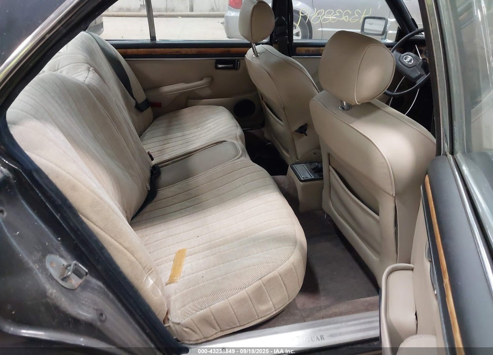 1984 JAGUAR XJ6 VANDEN PLAS VIN: SAJAY1343EC381772