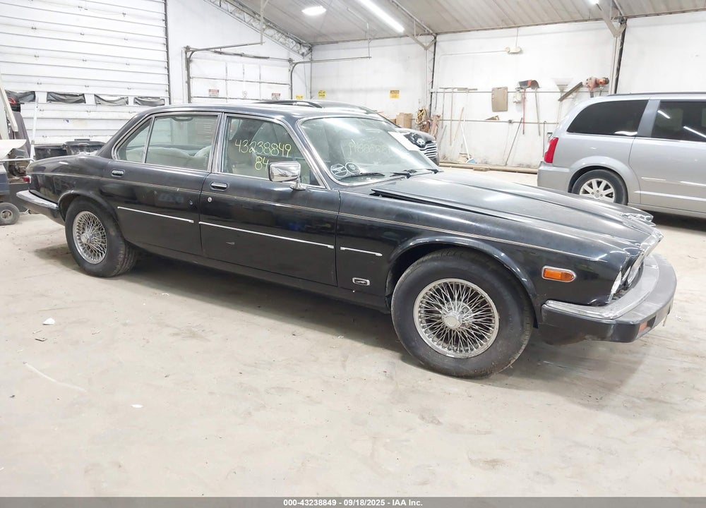 1984 JAGUAR XJ6 VANDEN PLAS VIN: SAJAY1343EC381772
