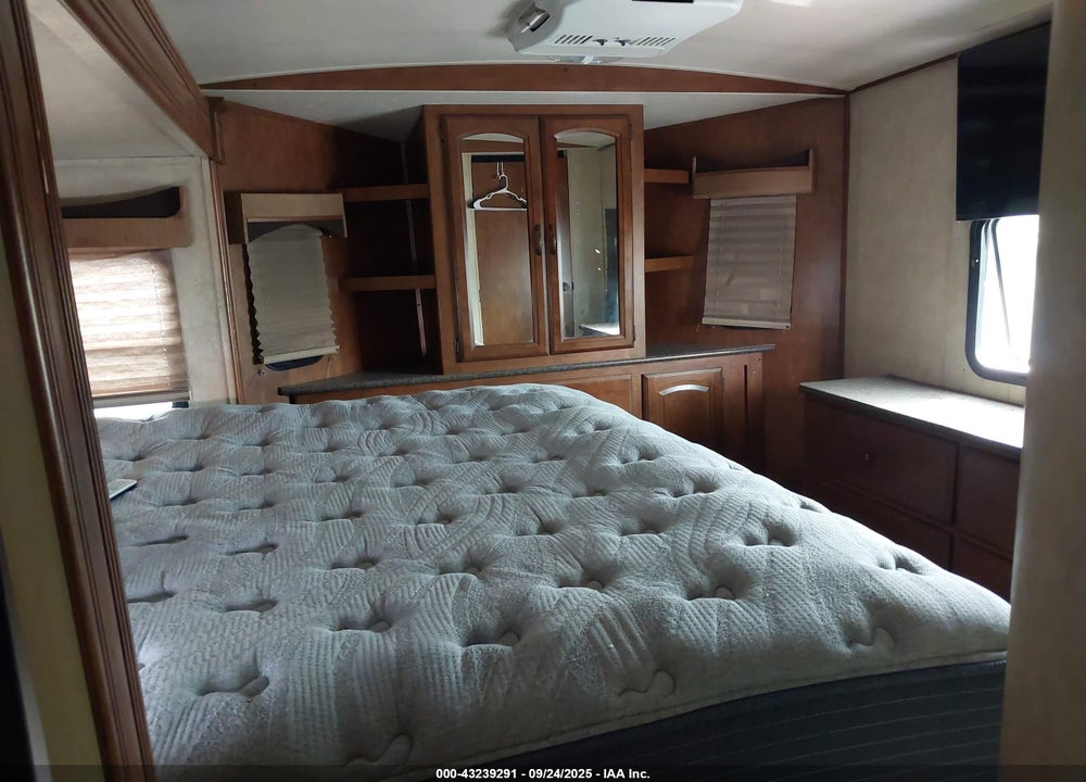 2013 FOREST RIVER V CROSS 325VRL VIN: 4X4FVCJ22DU101658