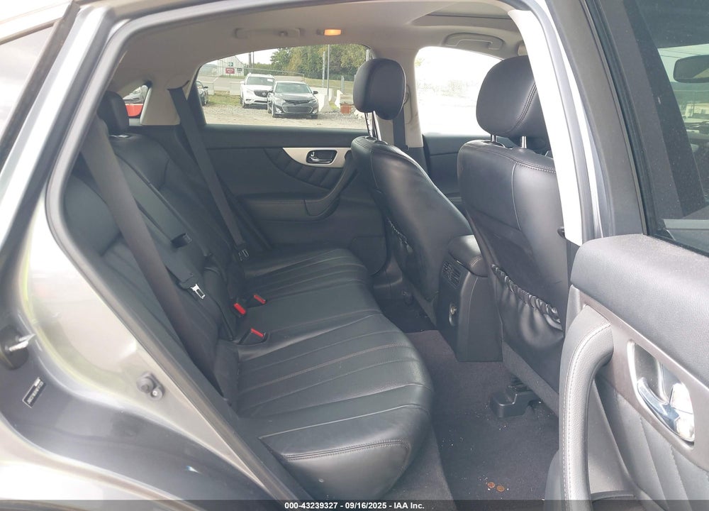 2017 INFINITI QX70 VIN: JN8CS1MU8HM141305