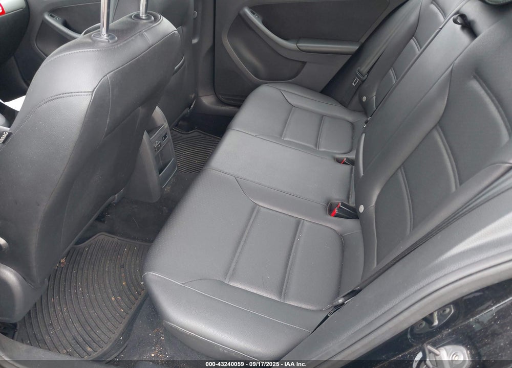 2014 VOLKSWAGEN JETTA 1.8T SE VIN: 3VWD17AJ2EM325099
