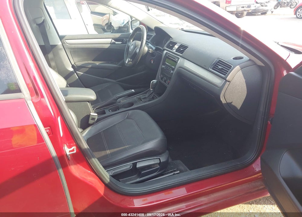 2015 VOLKSWAGEN PASSAT VIN: 1VWAT7A36FC033988