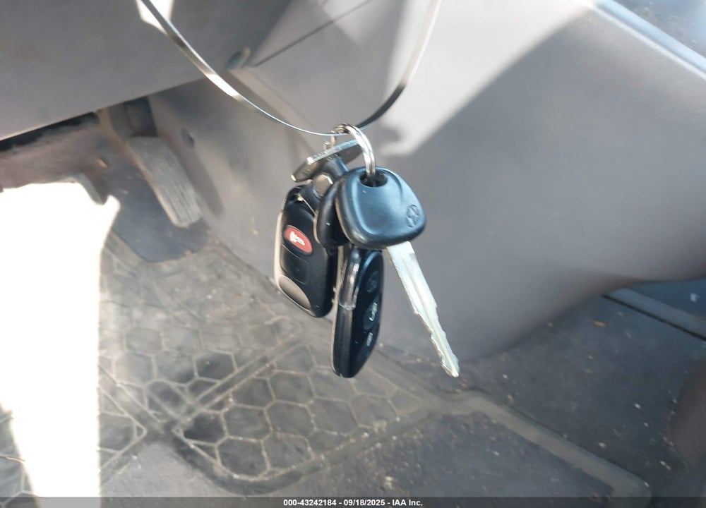 2005 HYUNDAI TUCSON GL VIN: KM8JM12B45U093016