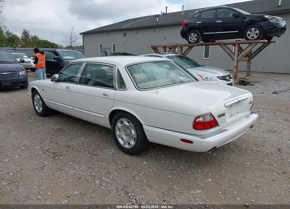 2001 JAGUAR XJ8 VANDEN PLAS VIN: SAJDA24C11LF22302