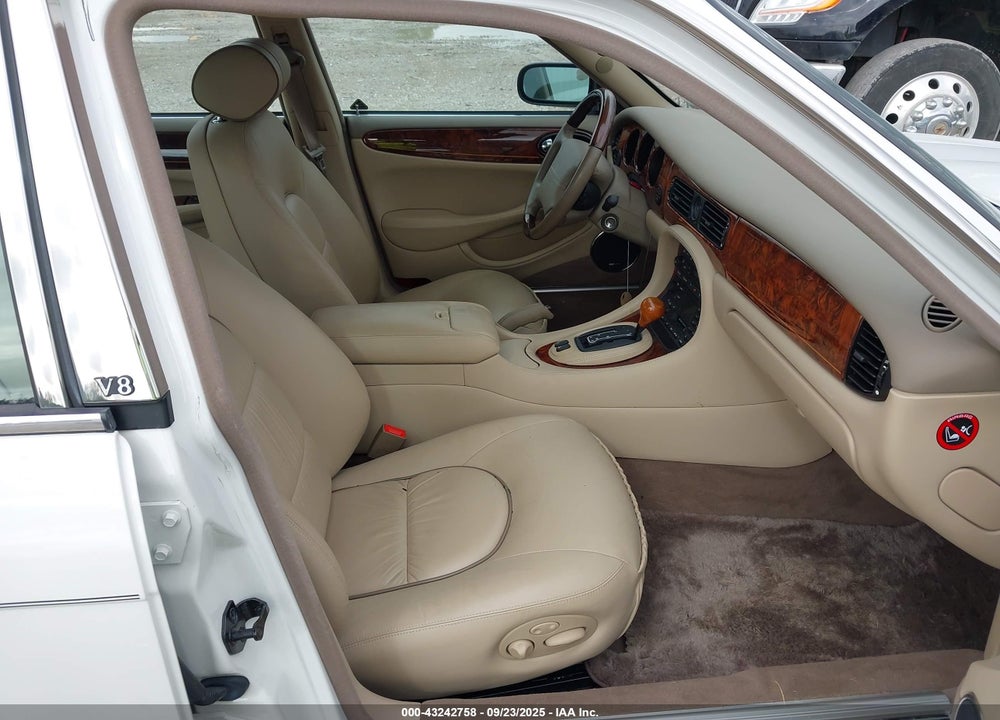 2001 JAGUAR XJ8 VANDEN PLAS VIN: SAJDA24C11LF22302