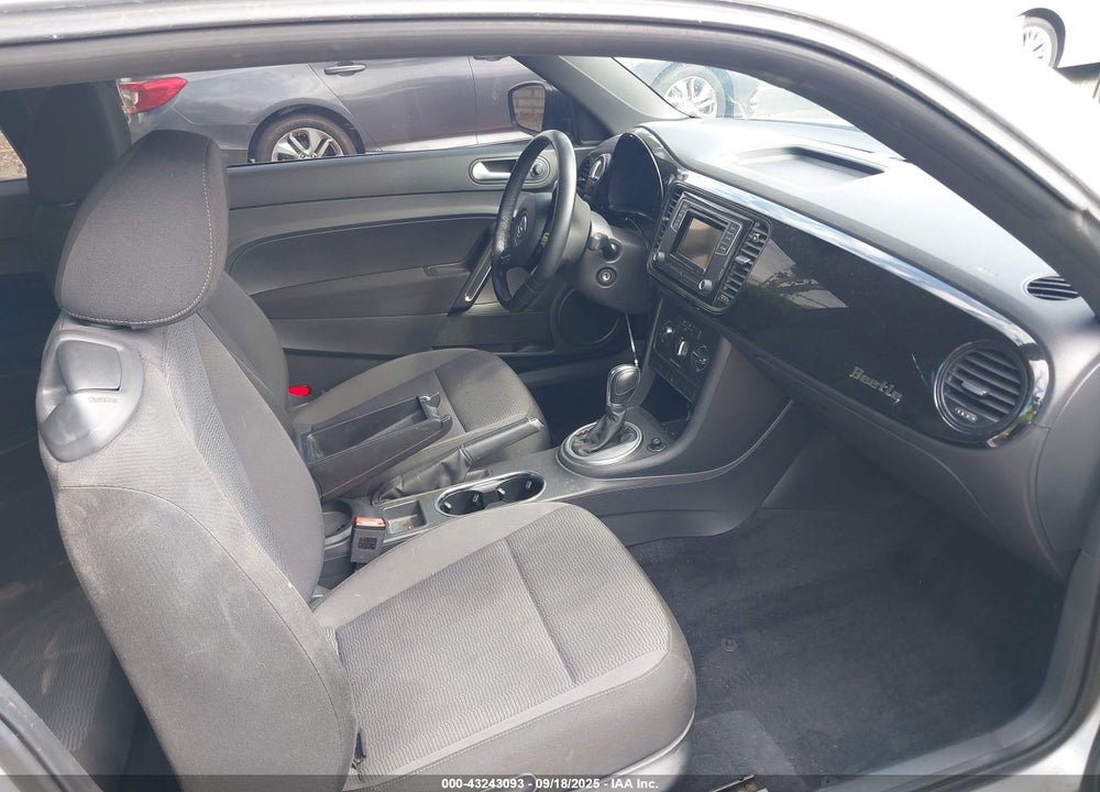 2016 VOLKSWAGEN BEETLE VIN: 3VWF17ATXGM617628