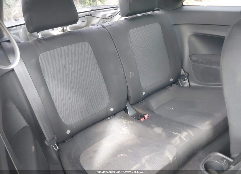2016 VOLKSWAGEN BEETLE VIN: 3VWF17ATXGM617628
