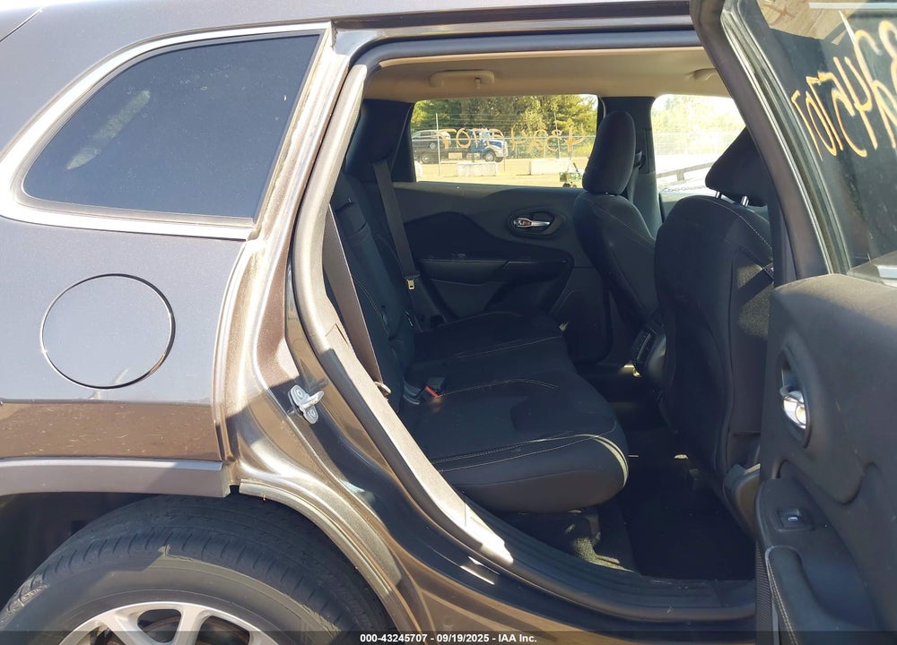 2015 JEEP CHEROKEE VIN: 1C4PJLCB1FW508011