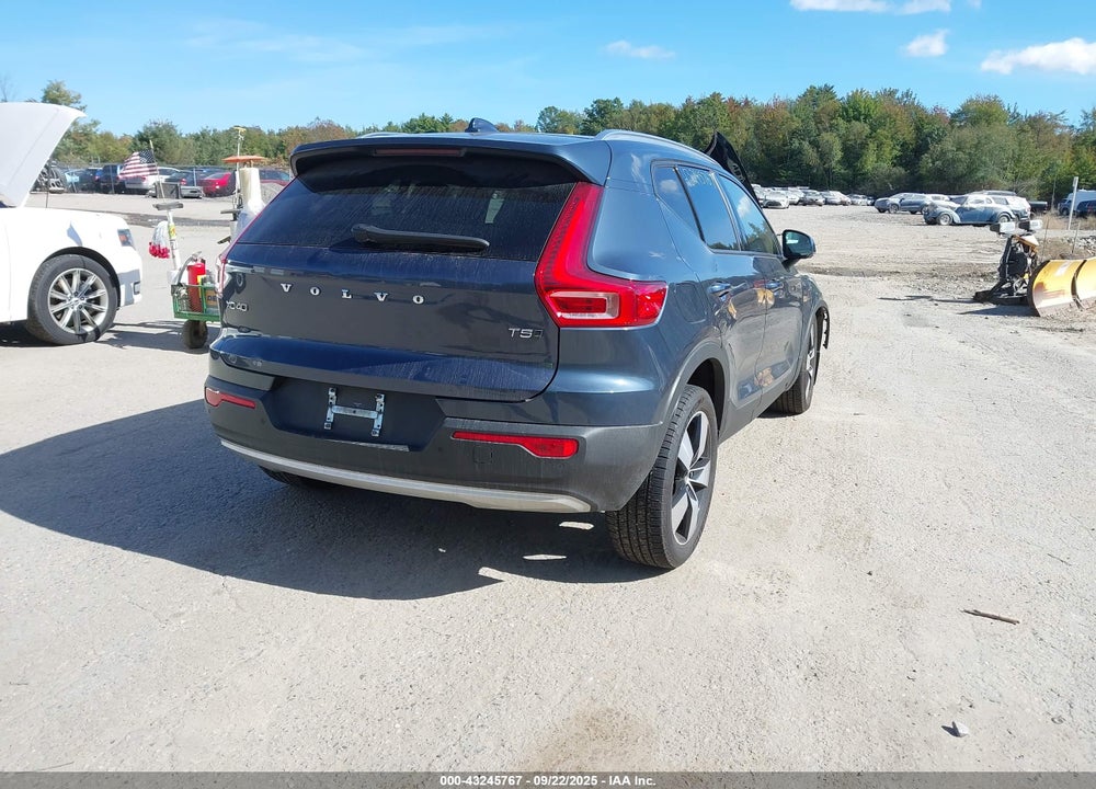 2021 VOLVO XC40 T5 MOMENTUM VIN: YV4162UK4M2457735