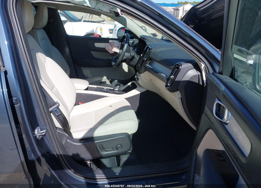 2021 VOLVO XC40 T5 MOMENTUM VIN: YV4162UK4M2457735
