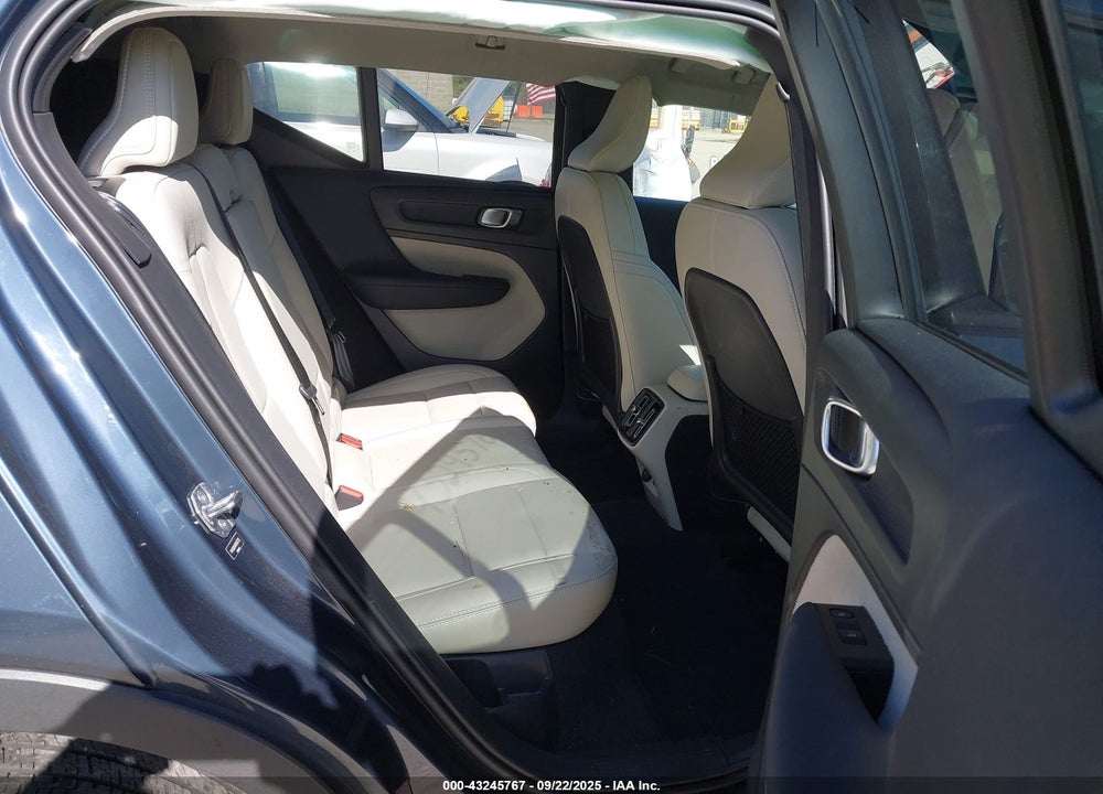 2021 VOLVO XC40 T5 MOMENTUM VIN: YV4162UK4M2457735