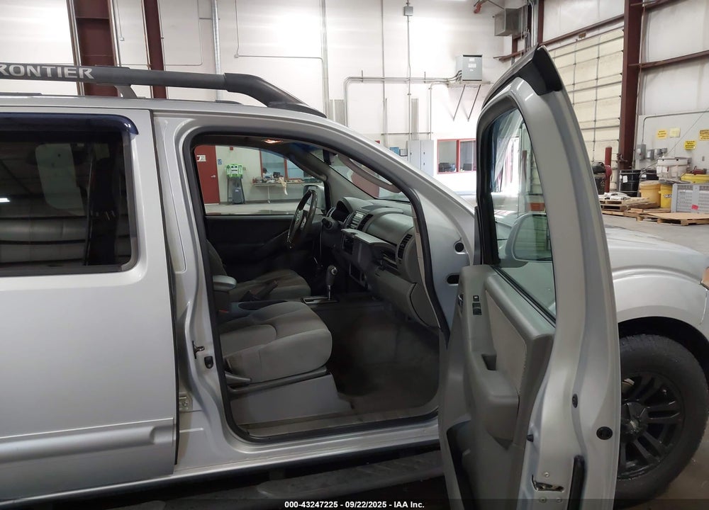 2005 NISSAN FRONTIER LE VIN: 1N6AD07U45C461142