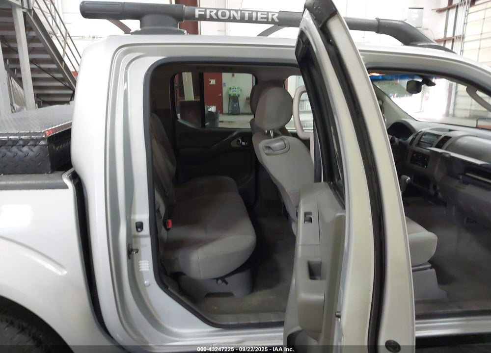 2005 NISSAN FRONTIER LE VIN: 1N6AD07U45C461142