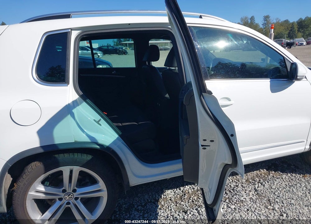 2016 VOLKSWAGEN TIGUAN VIN: WVGBV7AX3GW608631