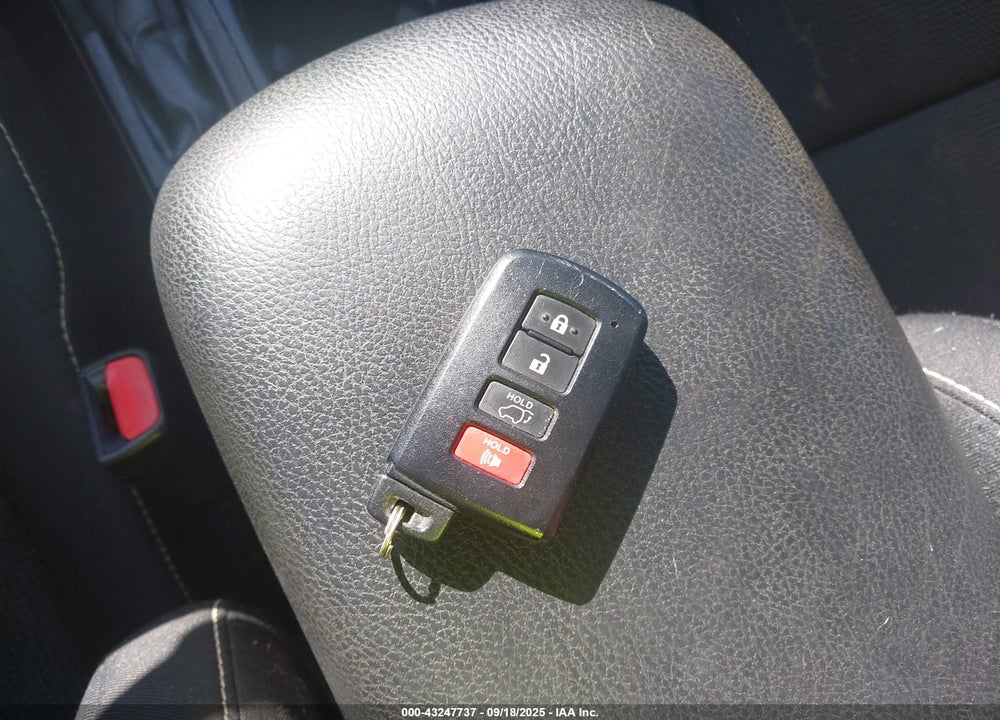 2017 TOYOTA RAV4 VIN: 2T3RFREV4HW601725