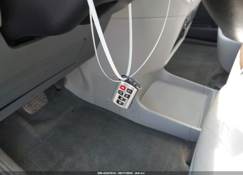 2015 TOYOTA SIENNA XLE 8 PASSENGER VIN: 5TDYK3DC8FS660330