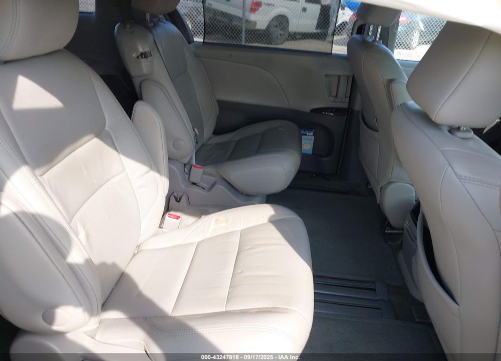 2015 TOYOTA SIENNA XLE 8 PASSENGER VIN: 5TDYK3DC8FS660330