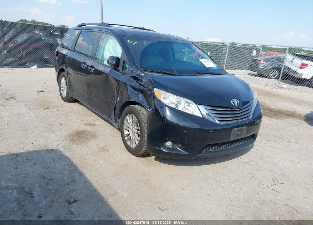 2015 TOYOTA SIENNA XLE 8 PASSENGER VIN: 5TDYK3DC8FS660330