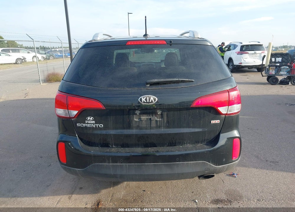 2014 KIA SORENTO LX VIN: 5XYKTCA65EG476993