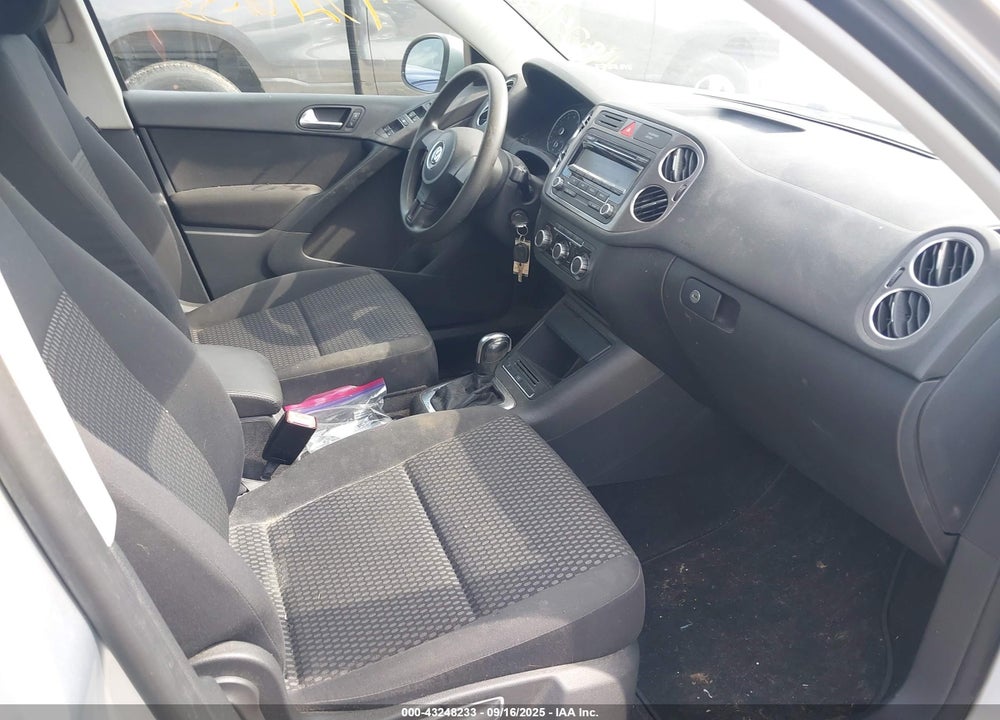 2011 VOLKSWAGEN TIGUAN VIN: WVGBV7AX8BW506248