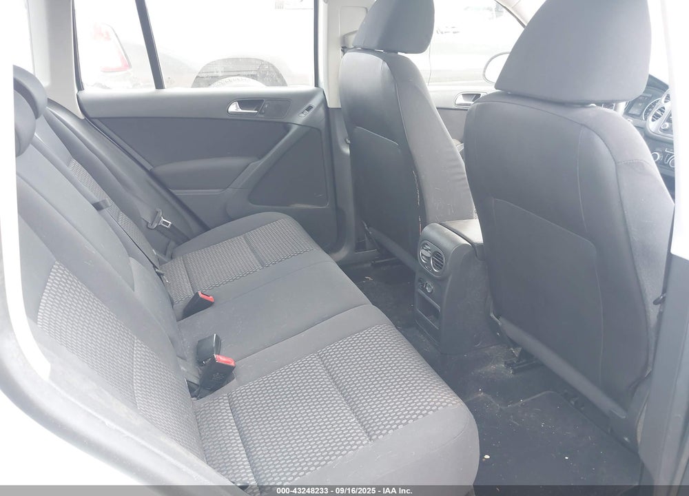 2011 VOLKSWAGEN TIGUAN VIN: WVGBV7AX8BW506248