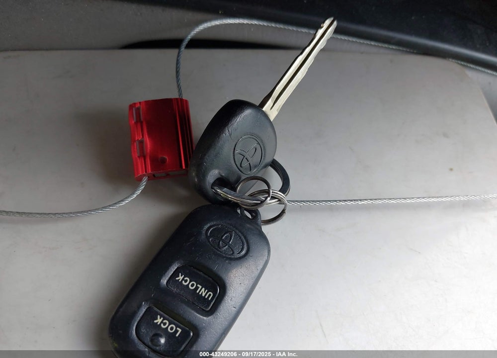 2005 TOYOTA COROLLA LE VIN: 1NXBR32E55Z442941