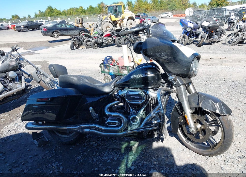 2017 HARLEY-DAVIDSON FLHX STREET GLIDE VIN: 1HD1KBC19HB611867
