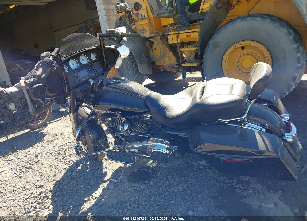 2017 HARLEY-DAVIDSON FLHX STREET GLIDE VIN: 1HD1KBC19HB611867