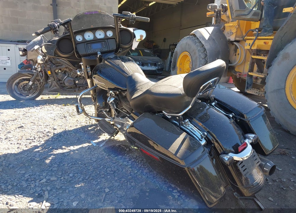 2017 HARLEY-DAVIDSON FLHX STREET GLIDE VIN: 1HD1KBC19HB611867