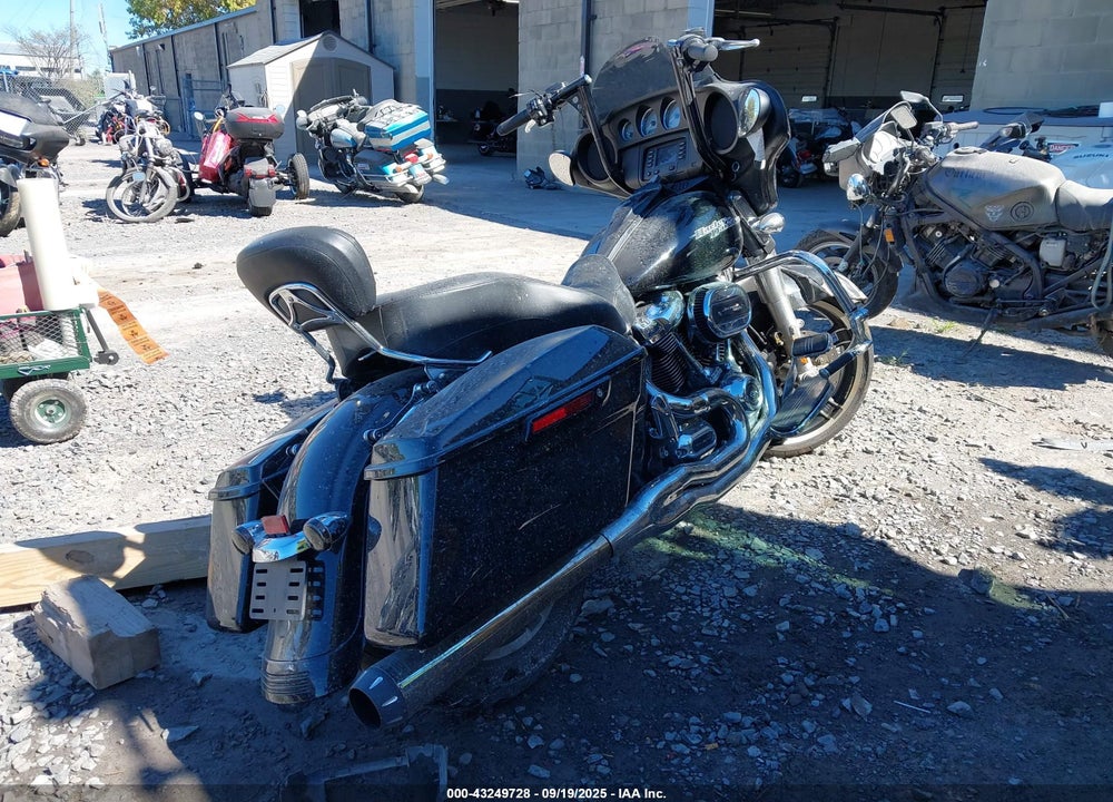 2017 HARLEY-DAVIDSON FLHX STREET GLIDE VIN: 1HD1KBC19HB611867