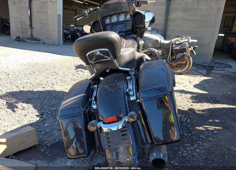 2017 HARLEY-DAVIDSON FLHX STREET GLIDE VIN: 1HD1KBC19HB611867