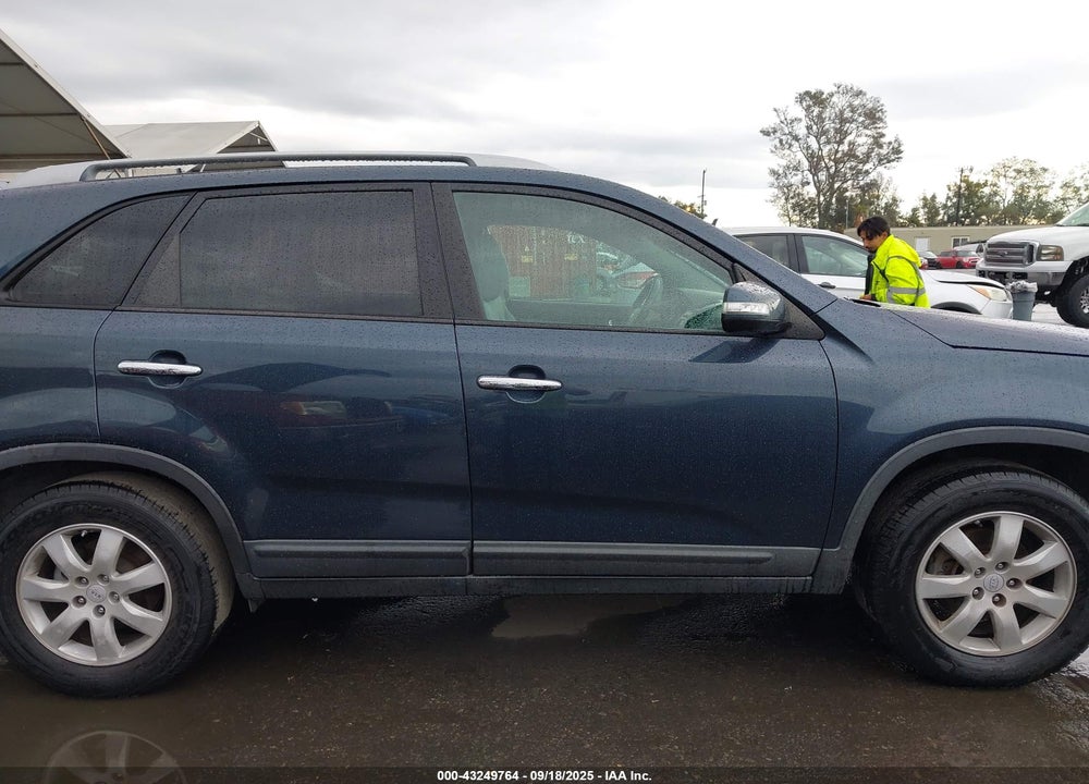 2011 KIA SORENTO VIN: 5XYKT4A13BG106034