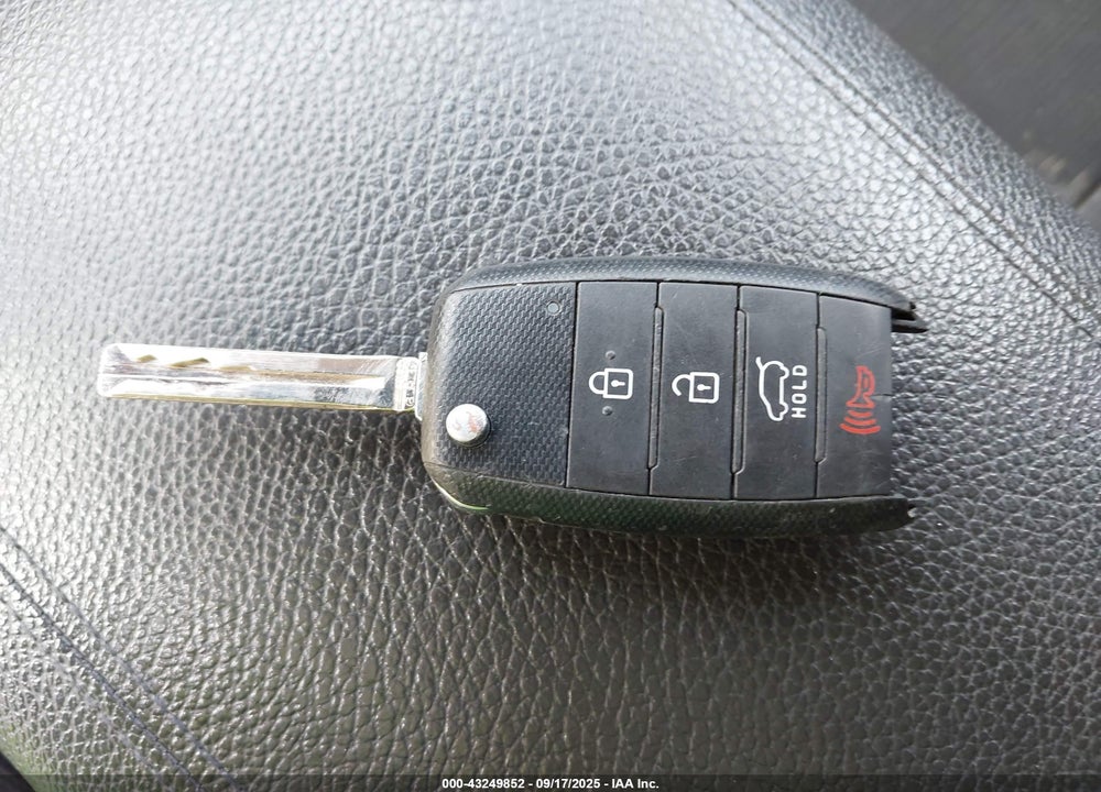 2014 KIA SORENTO VIN: 5XYKTCA66EG500301