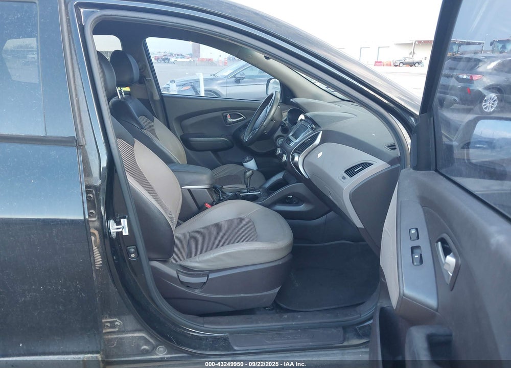 2011 HYUNDAI TUCSON VIN: KM8JU3AC0BU305895