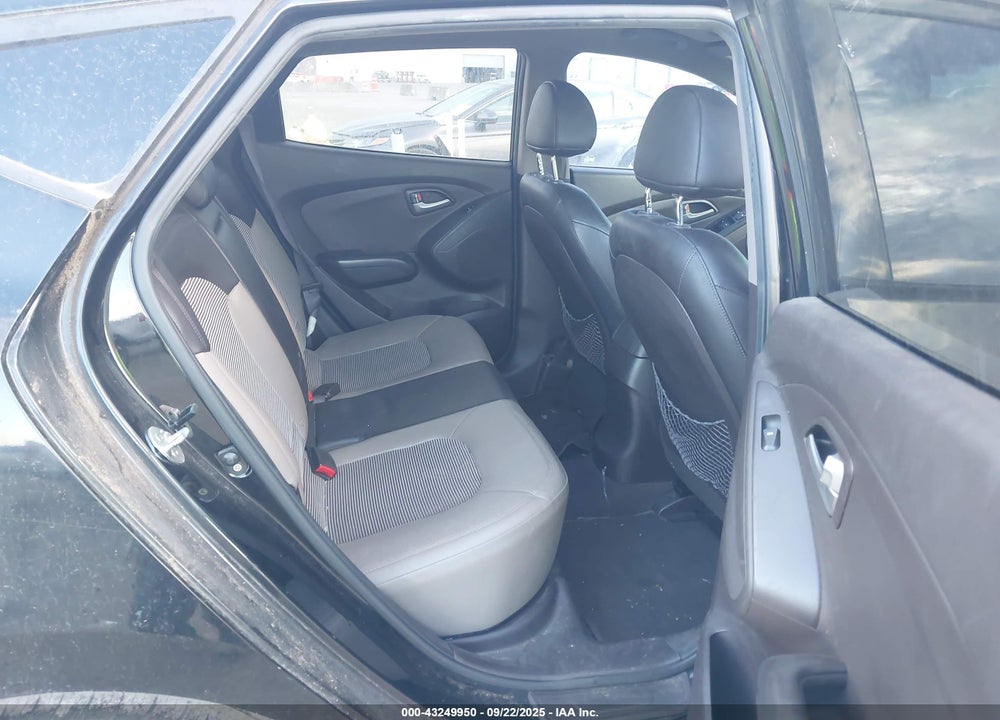 2011 HYUNDAI TUCSON VIN: KM8JU3AC0BU305895