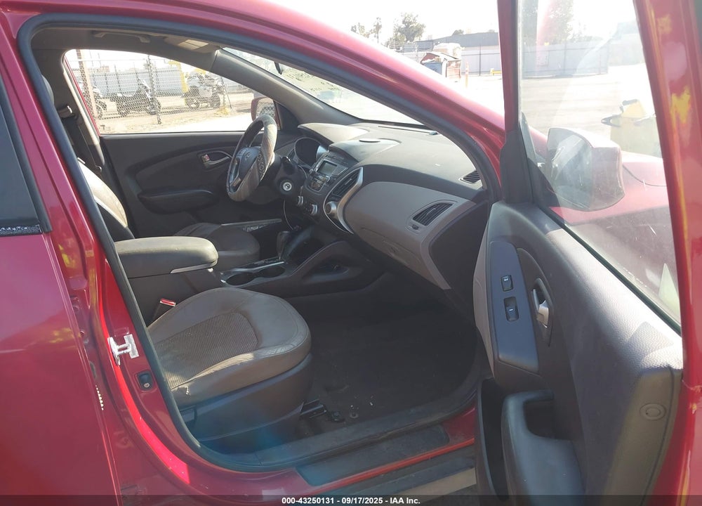 2011 HYUNDAI TUCSON VIN: KM8JU3AC0BU157828