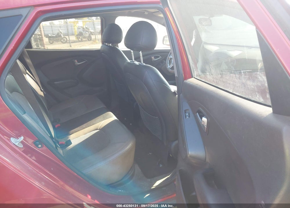 2011 HYUNDAI TUCSON VIN: KM8JU3AC0BU157828