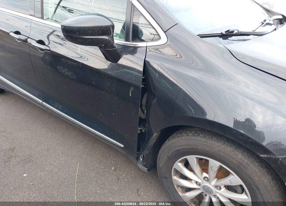 2017 CHRYSLER PACIFICA VIN: 2C4RC1BG4HR621628