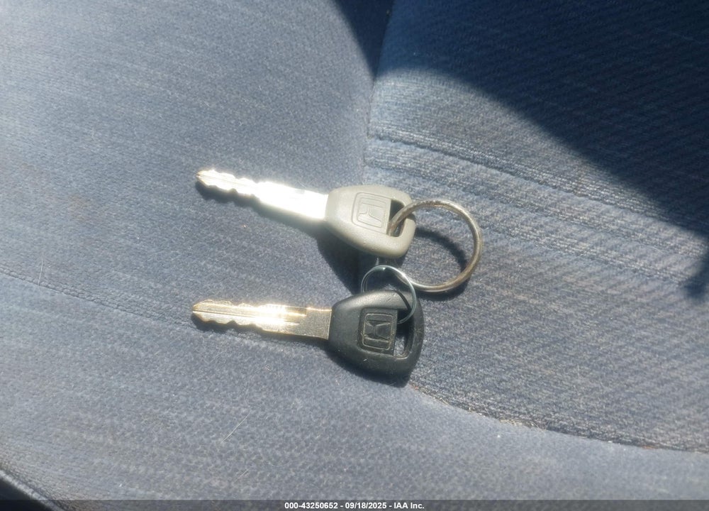 2000 HONDA ACCORD 2.3 LX VIN: 1HGCG5649YA135940