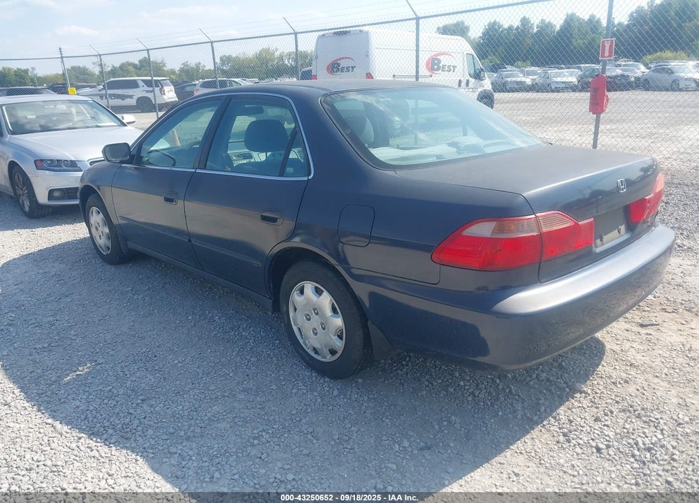 2000 HONDA ACCORD 2.3 LX VIN: 1HGCG5649YA135940